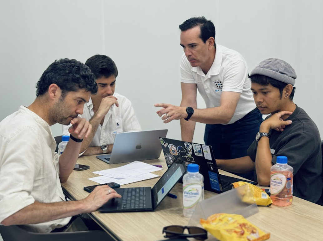 Equipo de especialistas trabajando en equipo durante un buildathon