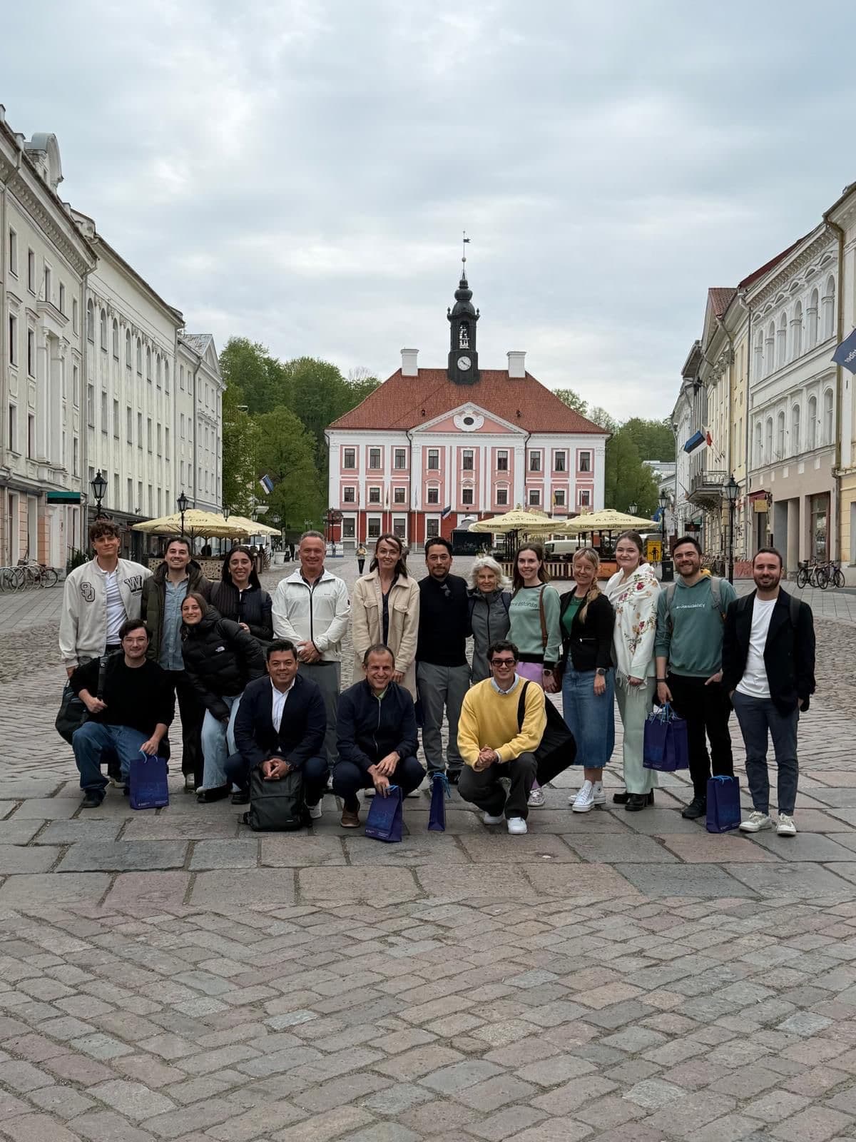 Calle de una ciudad en Estonia durante un evento internacional de innovación